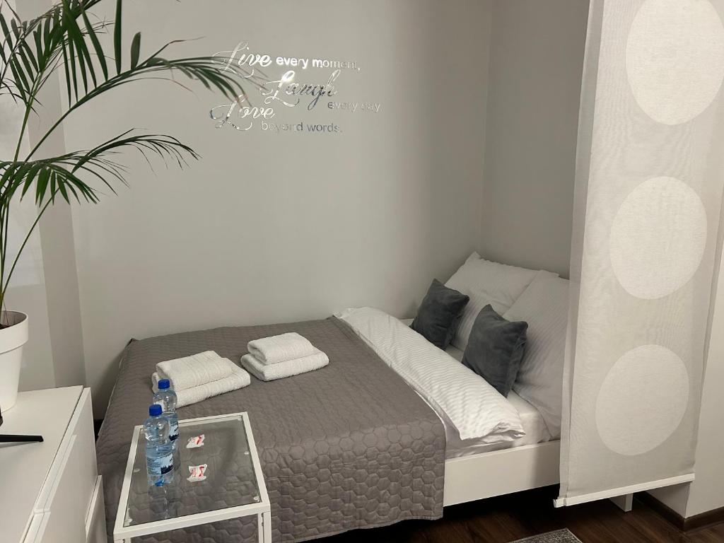 a small bedroom with a bed and a table at Słoneczne Mieszkanko Przymorze 2 km do plaży in Gdańsk