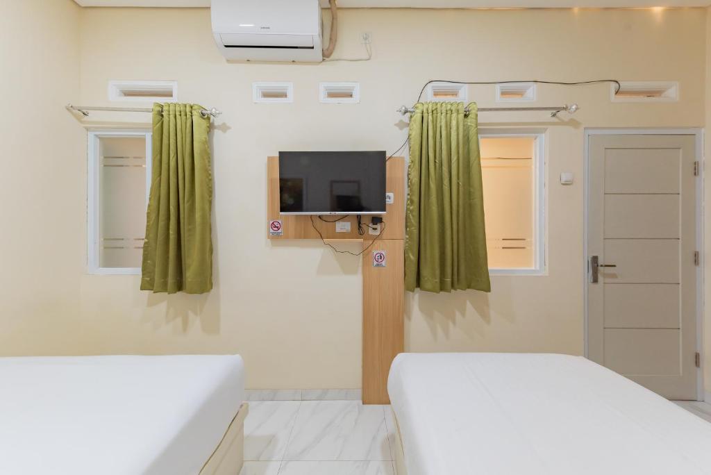 Urbanview Syariah Utami Inn Garut by RedDoorz - Familienzimmer