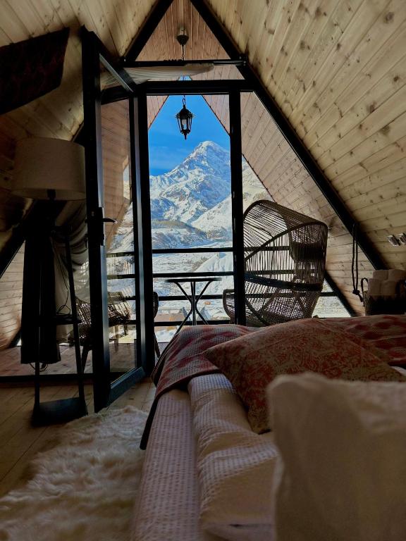 Postel nebo postele na pokoji v ubytování Kazbegi cottage kide- ყაზბეგში კოტეჯი კიდე