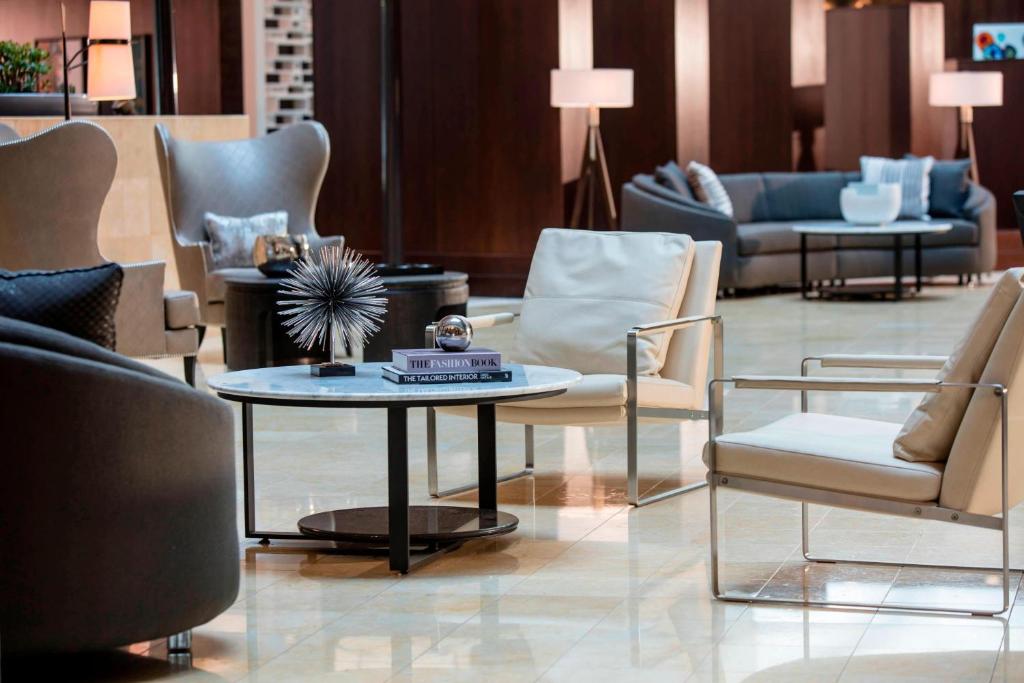 Posezení v ubytování Renaissance Dallas Richardson Hotel