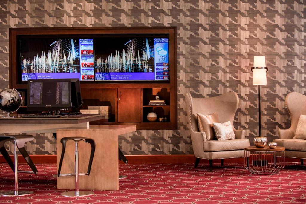 TV a/nebo společenská místnost v ubytování Renaissance Dallas Richardson Hotel