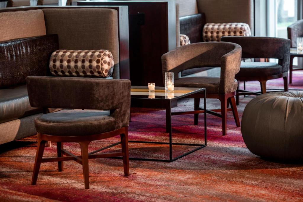 Posezení v ubytování Renaissance Dallas Richardson Hotel