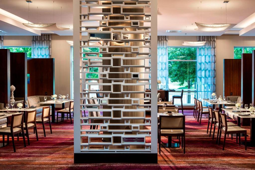 Restaurace v ubytování Renaissance Dallas Richardson Hotel