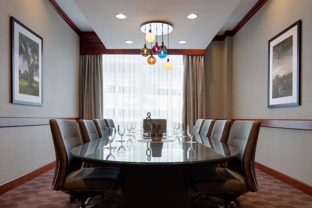 Posezení v ubytování Renaissance Dallas Richardson Hotel