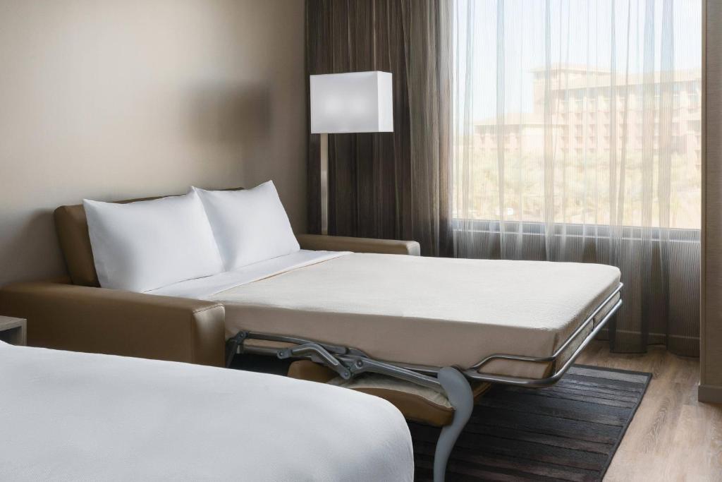 Postel nebo postele na pokoji v ubytování AC Hotel by Marriott Scottsdale North
