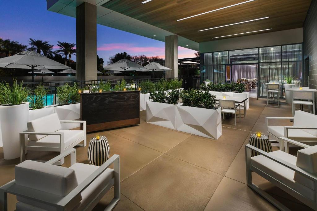 Posezení v ubytování AC Hotel by Marriott Scottsdale North