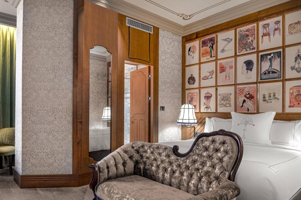 
Standard Interior, Guest room, 1 King, Courtyard view
