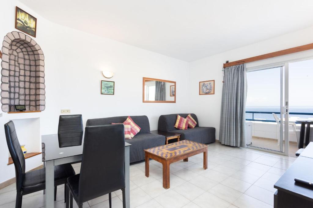 Posedenie v ubytovaní Apartment with beach at 50 meters, swimming pool and wonderful oceansunset view