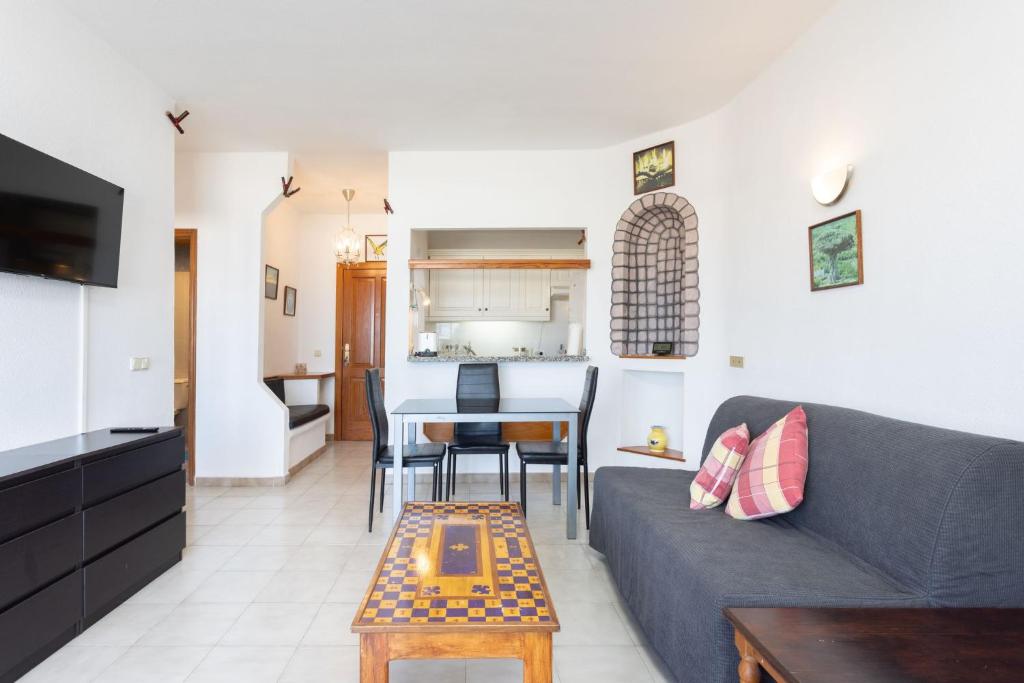 Posedenie v ubytovaní Apartment with beach at 50 meters, swimming pool and wonderful oceansunset view