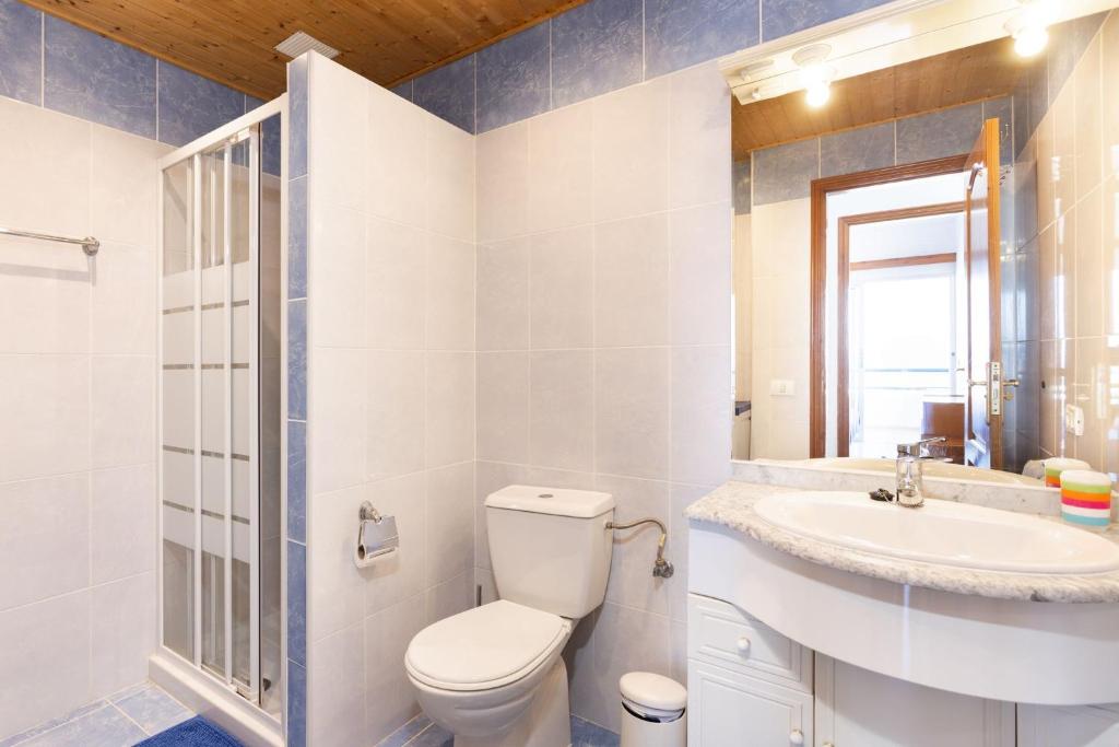 Kúpeľňa v ubytovaní Apartment with beach at 50 meters, swimming pool and wonderful oceansunset view