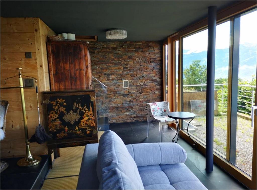 Posezení v ubytování Chalet with view of the mountains and the Thun lake