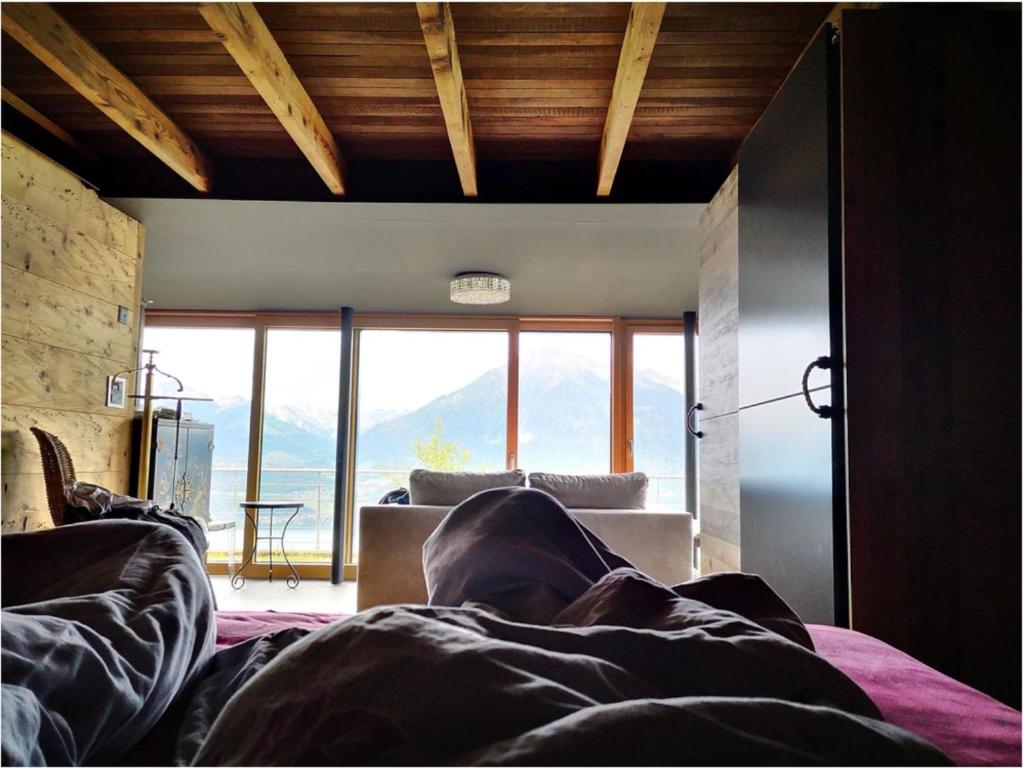 Postel nebo postele na pokoji v ubytování Chalet with view of the mountains and the Thun lake