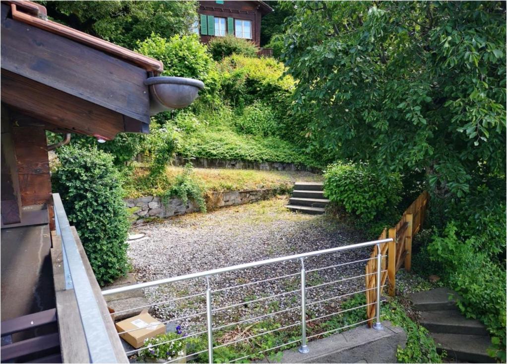 Zahrada ubytování Chalet with view of the mountains and the Thun lake