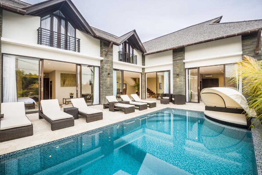 vista esterna di una villa con piscina di 14 Palms a Uluwatu