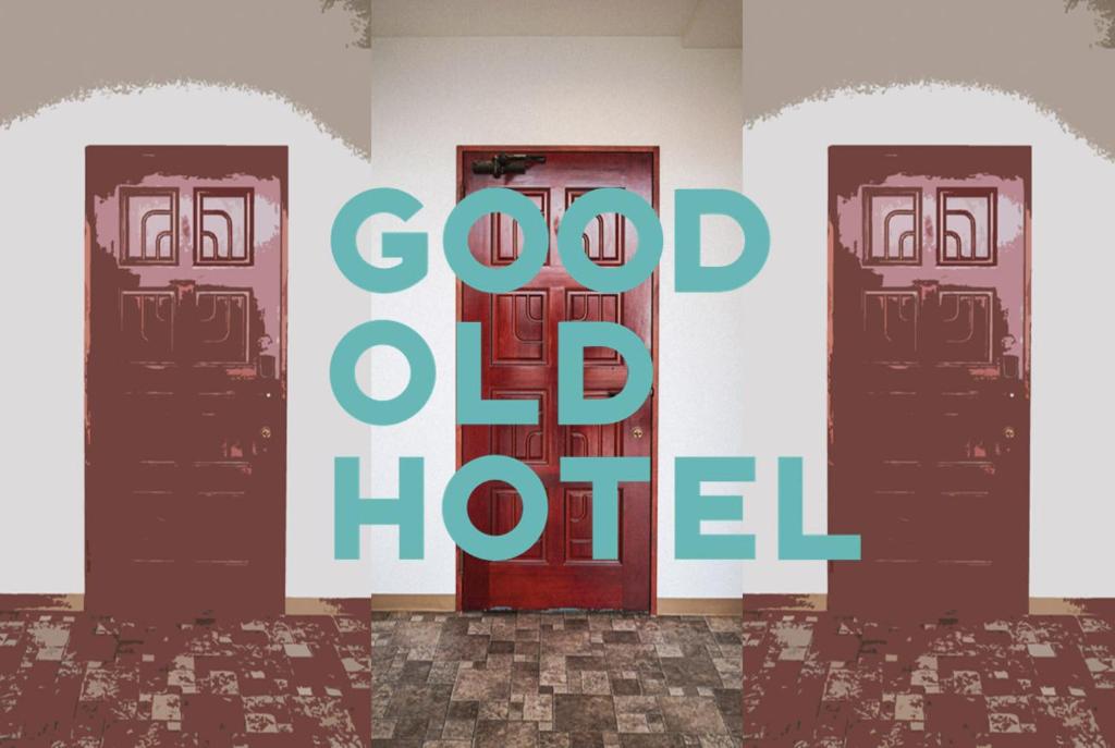 un cartel que dice buen hotel con dos puertas en GOOD OLD HOTEL hirosaki, en Hirosaki