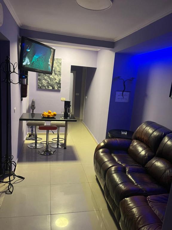 TV a/nebo společenská místnost v ubytování Apartments on Smelyanski 37