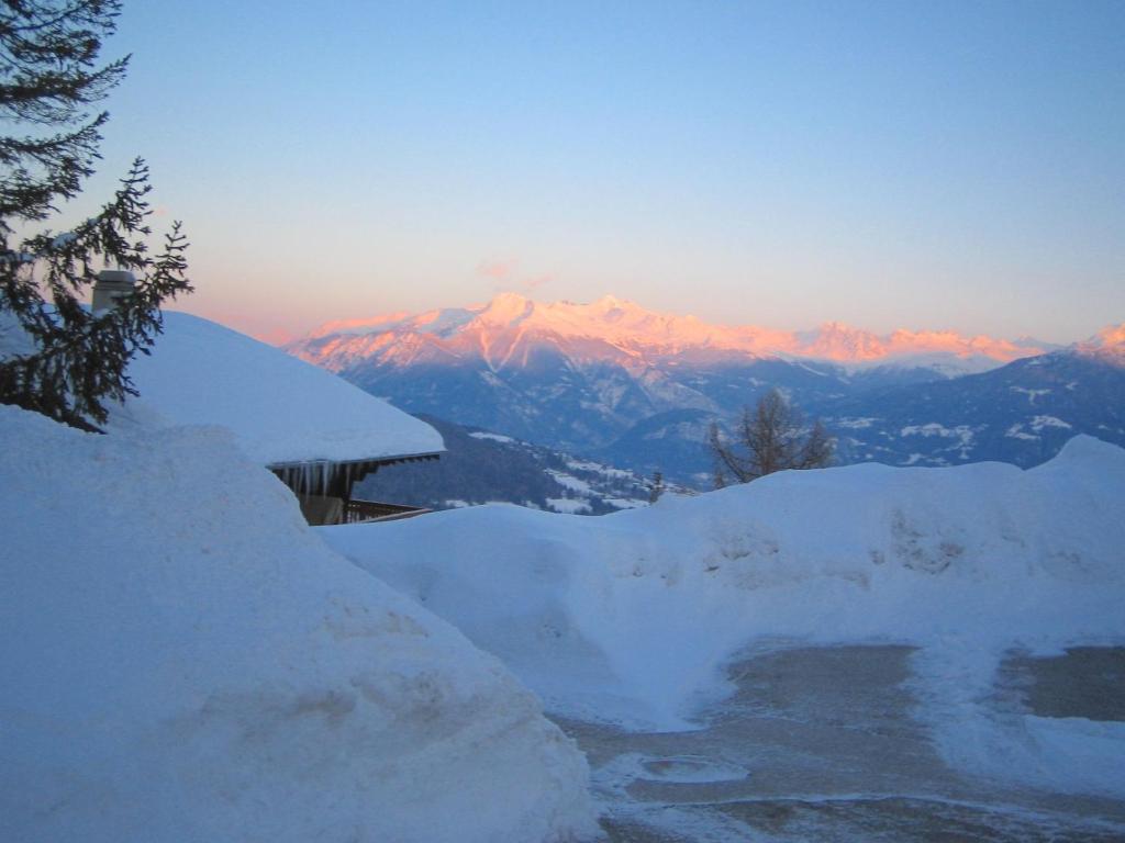 Outstanding chalet for groups, south facing, breathtaking views - all year round v zimě