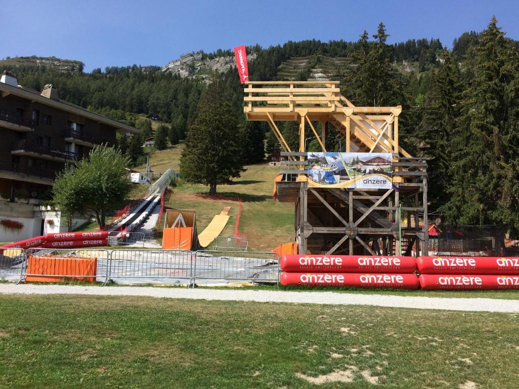 Bazén v ubytování Outstanding chalet for groups, south facing, breathtaking views - all year round nebo v jeho okolí