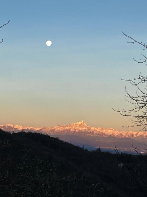 una vista sulle montagne con la luna nel cielo di Casa Regis a San Giacomo