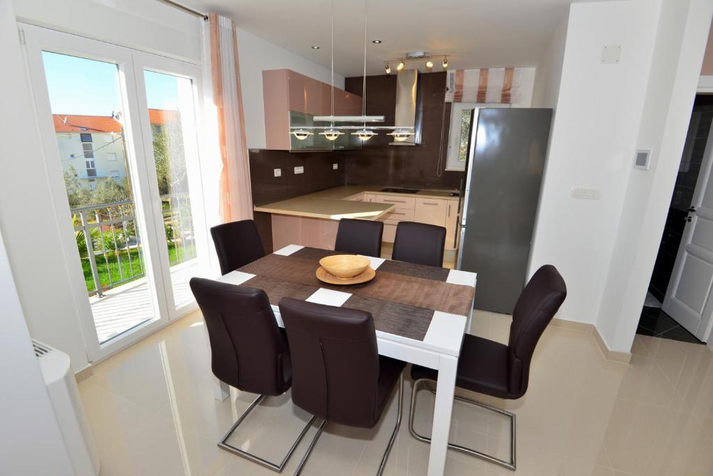 Kuchyňa alebo kuchynka v ubytovaní Apartments Villa Coratina