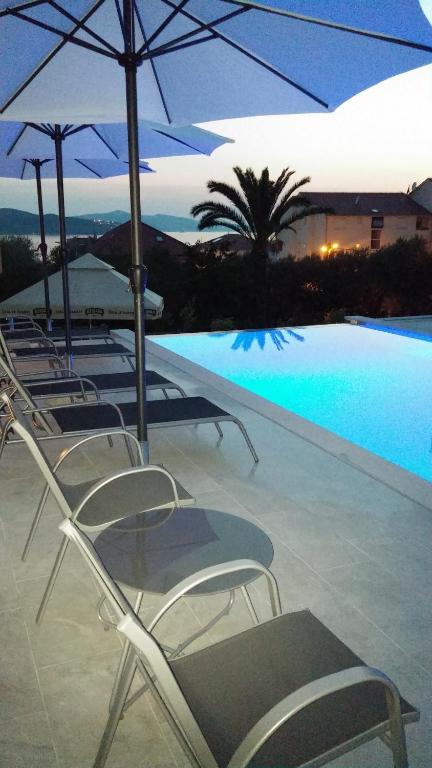 Bazén v ubytovaní Apartments Villa Coratina alebo v jeho blízkosti