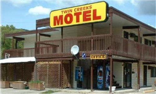motel z napisem z przodu w obiekcie Twin Creeks Motel w mieście Lumby