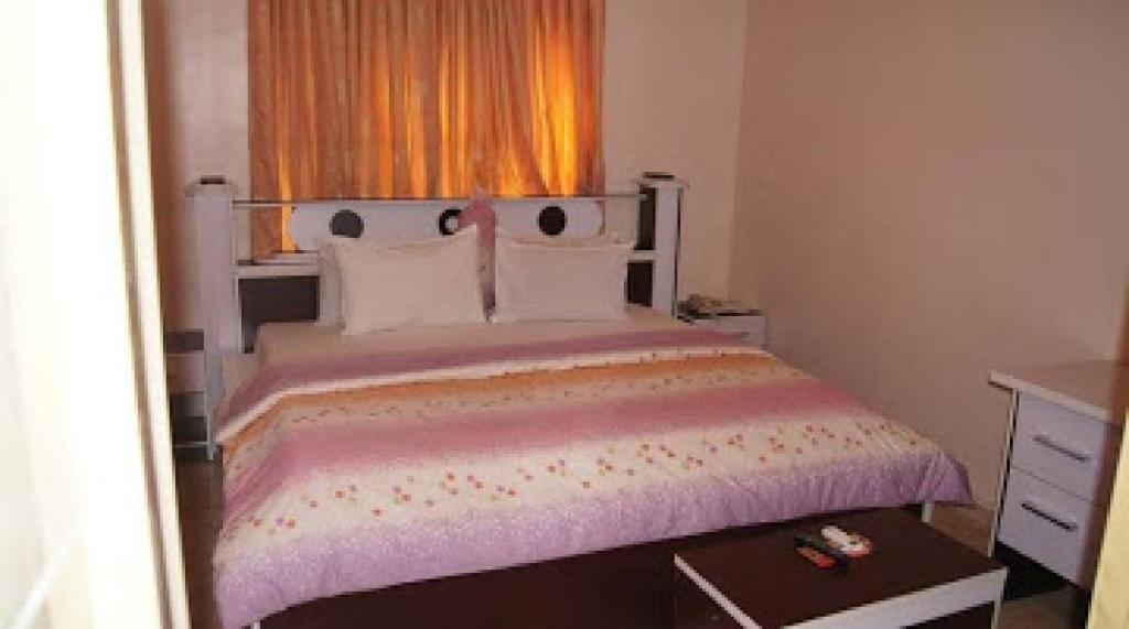 Postel nebo postele na pokoji v ubytování Room in Lodge - Royal View Hotel and Suites