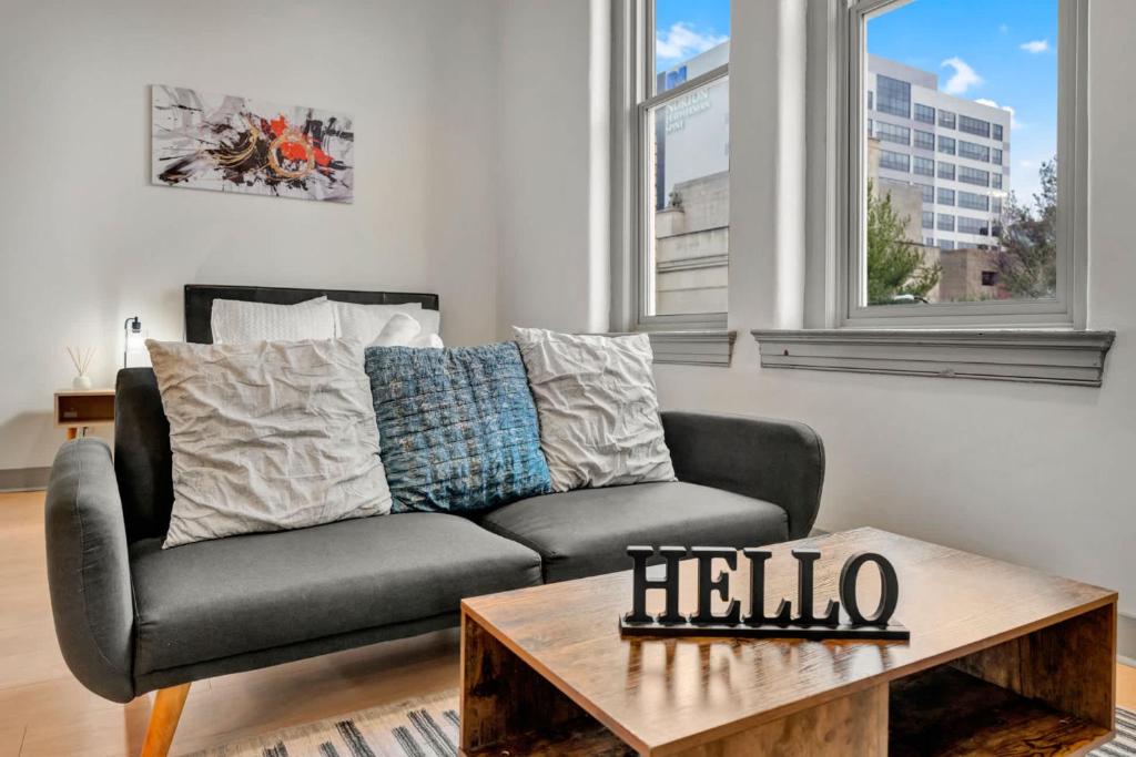 Χώρος καθιστικού στο Bright and Modern Studio in Louisville # 308