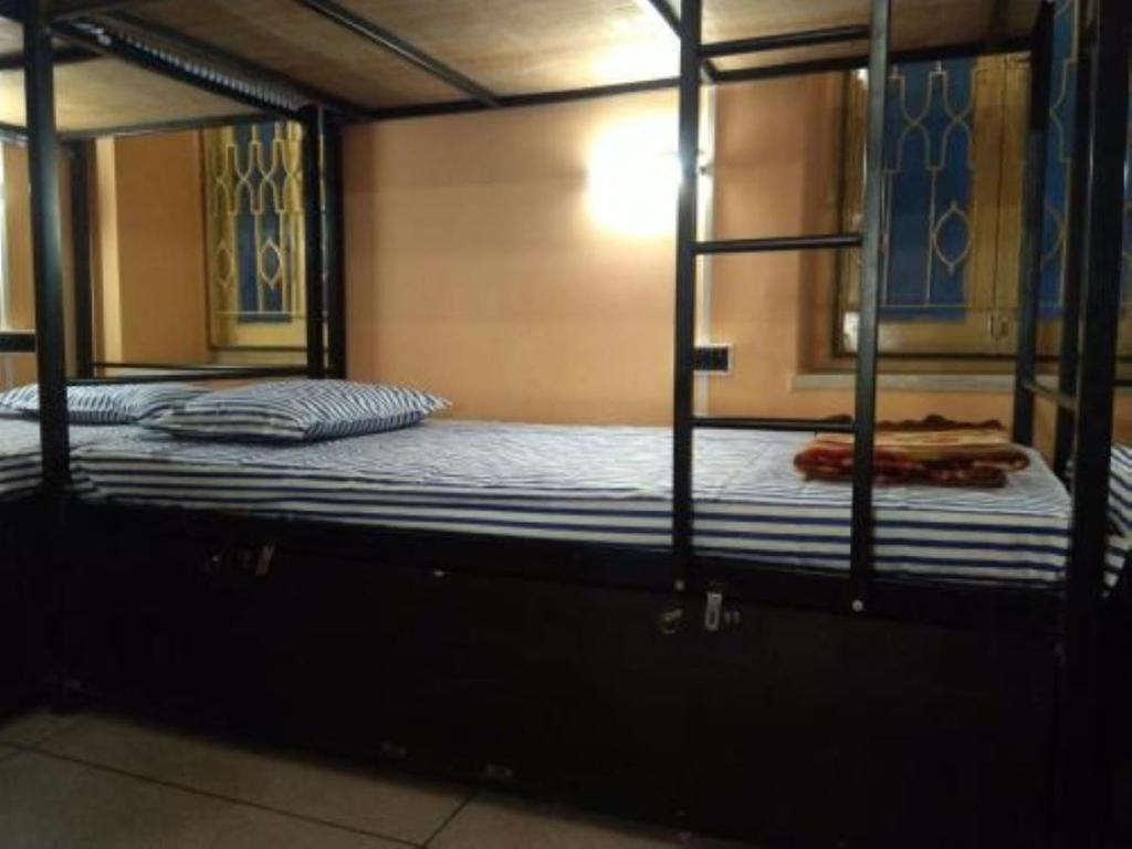 Postel nebo postele na pokoji v ubytování Hotel Bengal -100m from Park Circus 7 Point
