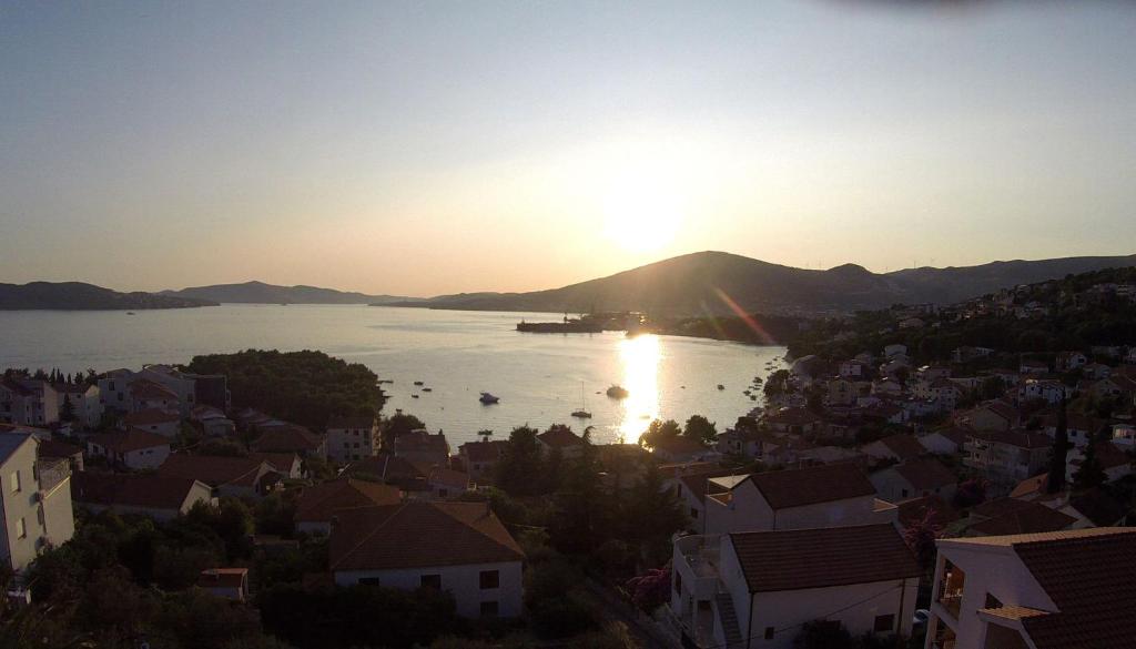 Apartment for four persons with sea view in Trogir near the beach