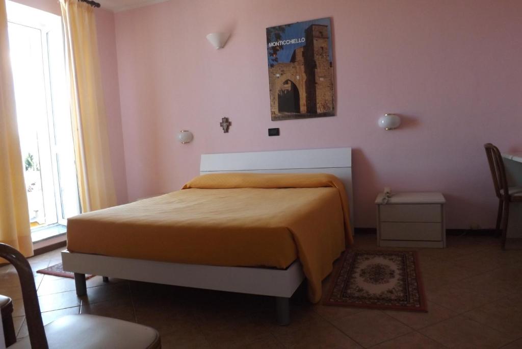 A bed or beds in a room at Il Campanile Hotel - La Cantina Del Pittore