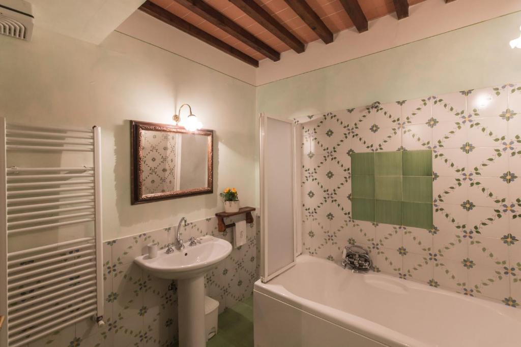 A bathroom at Holiday home in Antique Hamlet quoted in Dantes poem inferno