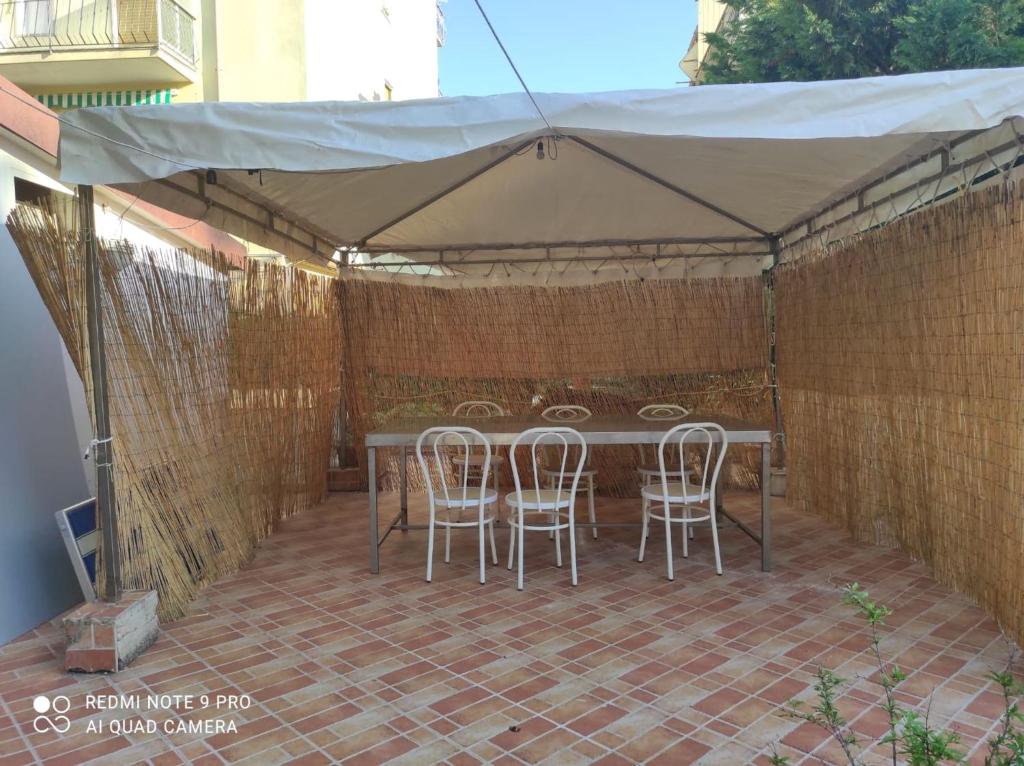 Patio lub wspólna przestrzeń na świeżym powietrzu w obiekcie La Rosa - Home Relax