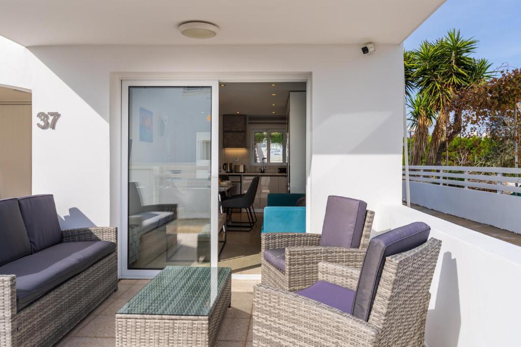 Posezení v ubytování Pervolia Seaview Escape