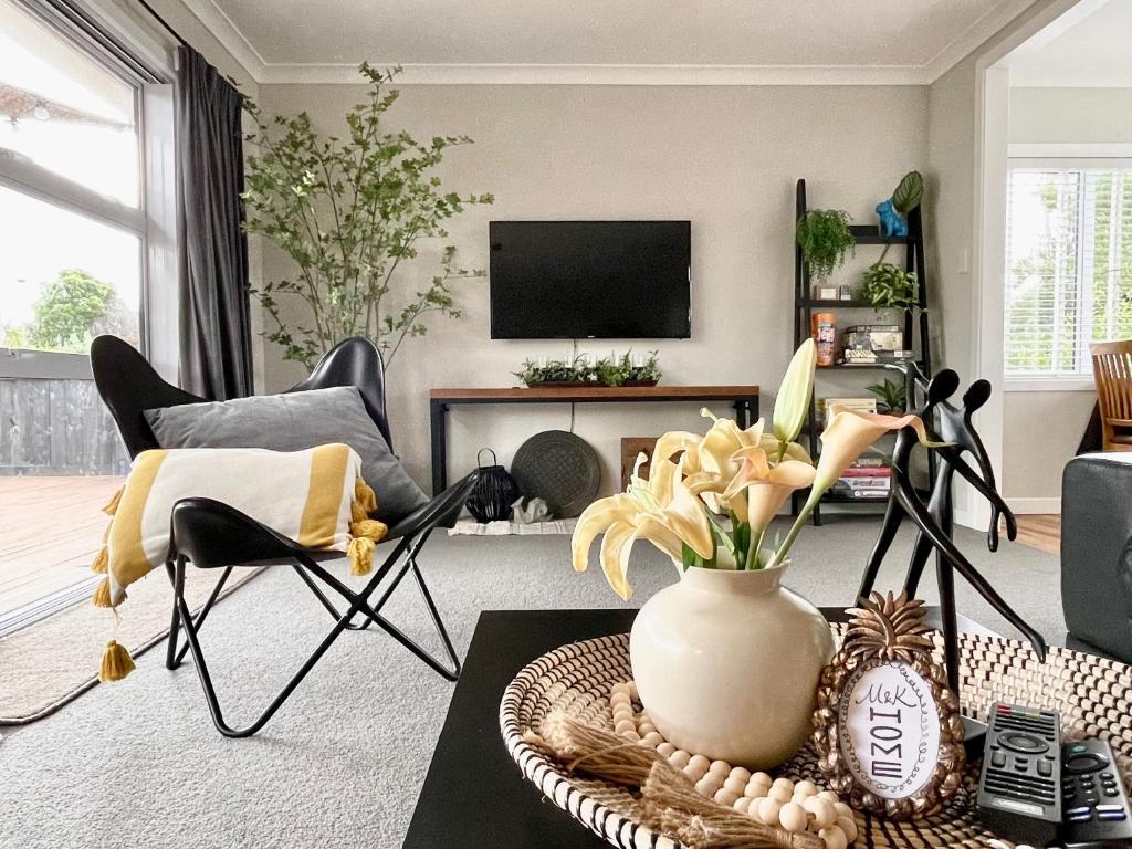 M&K Home with central air condition, 4 bedrooms, by Chartwell Shopping Centre - Resim 1