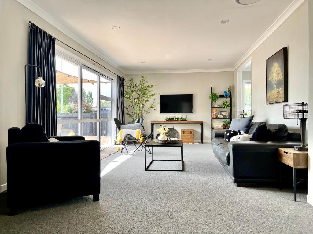 M&K Home with central air condition, 4 bedrooms, by Chartwell Shopping Centre - Resim 5