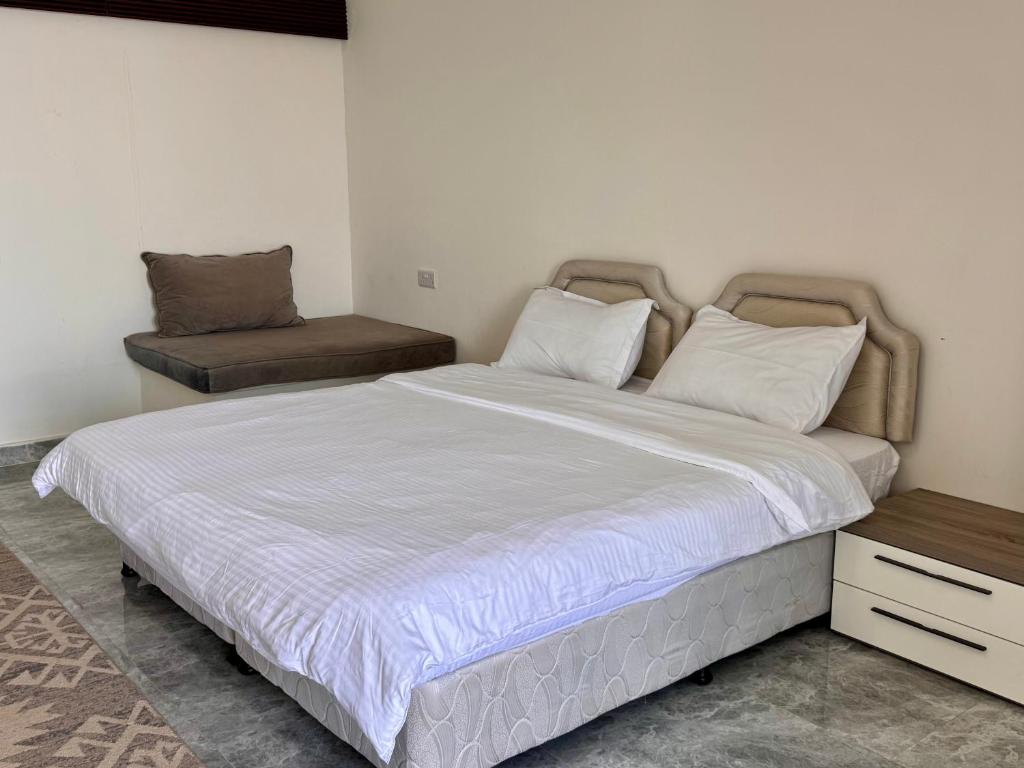 Voodi või voodid majutusasutuse Wadi Shab Beach Villa toas