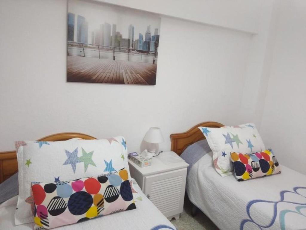 Posteľ alebo postele v izbe v ubytovaní Deluxe 3 bedroom Apartment, Balcony, 15 minutes walk to city and beach sys2