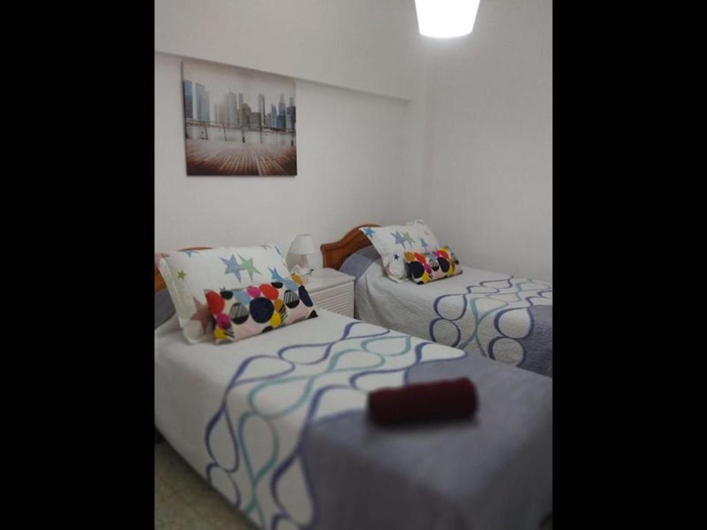 Posteľ alebo postele v izbe v ubytovaní Deluxe 3 bedroom Apartment, Balcony, 15 minutes walk to city and beach sys2