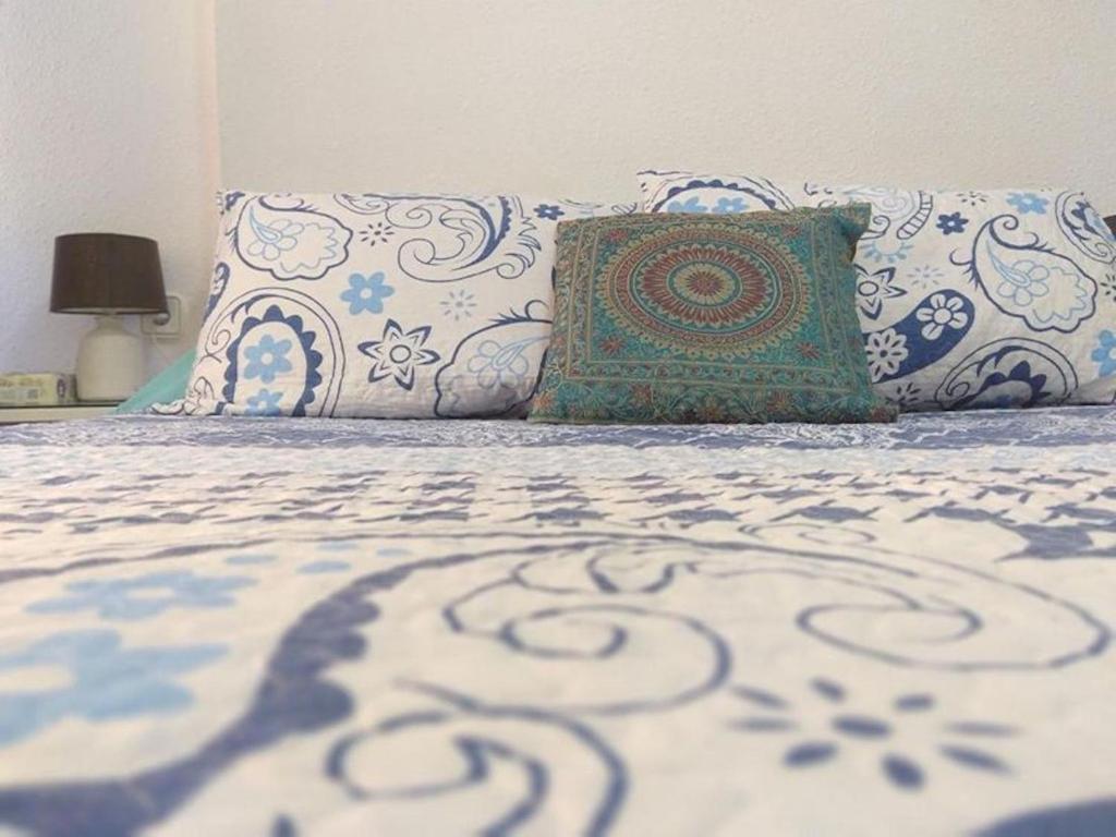 Posteľ alebo postele v izbe v ubytovaní Deluxe 3 bedroom Apartment, Balcony, 15 minutes walk to city and beach sys2