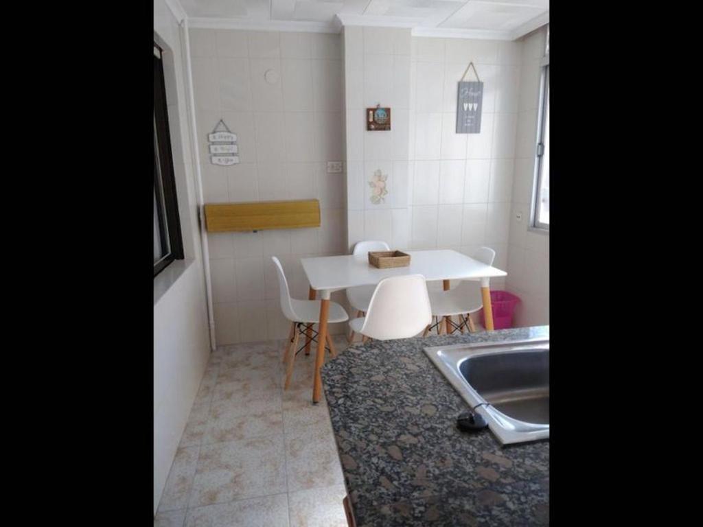 Fotografia z galérie ubytovania Deluxe 3 bedroom Apartment, Balcony, 15 minutes walk to city and beach sys2 v Alicante