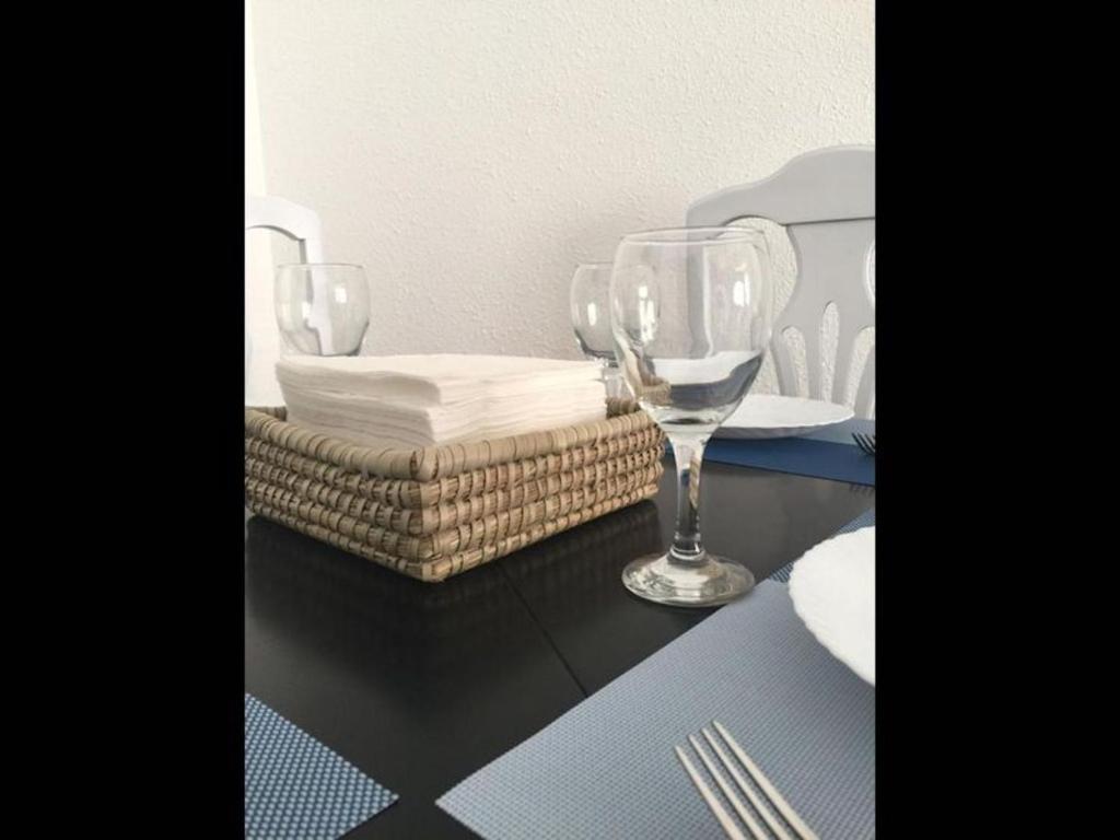 Posteľ alebo postele v izbe v ubytovaní Deluxe 3 bedroom Apartment, Balcony, 15 minutes walk to city and beach sys2