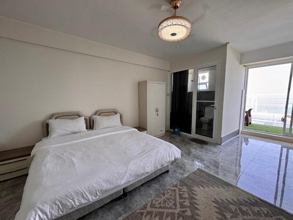 Voodi või voodid majutusasutuse Wadi Shab Beach Villa toas