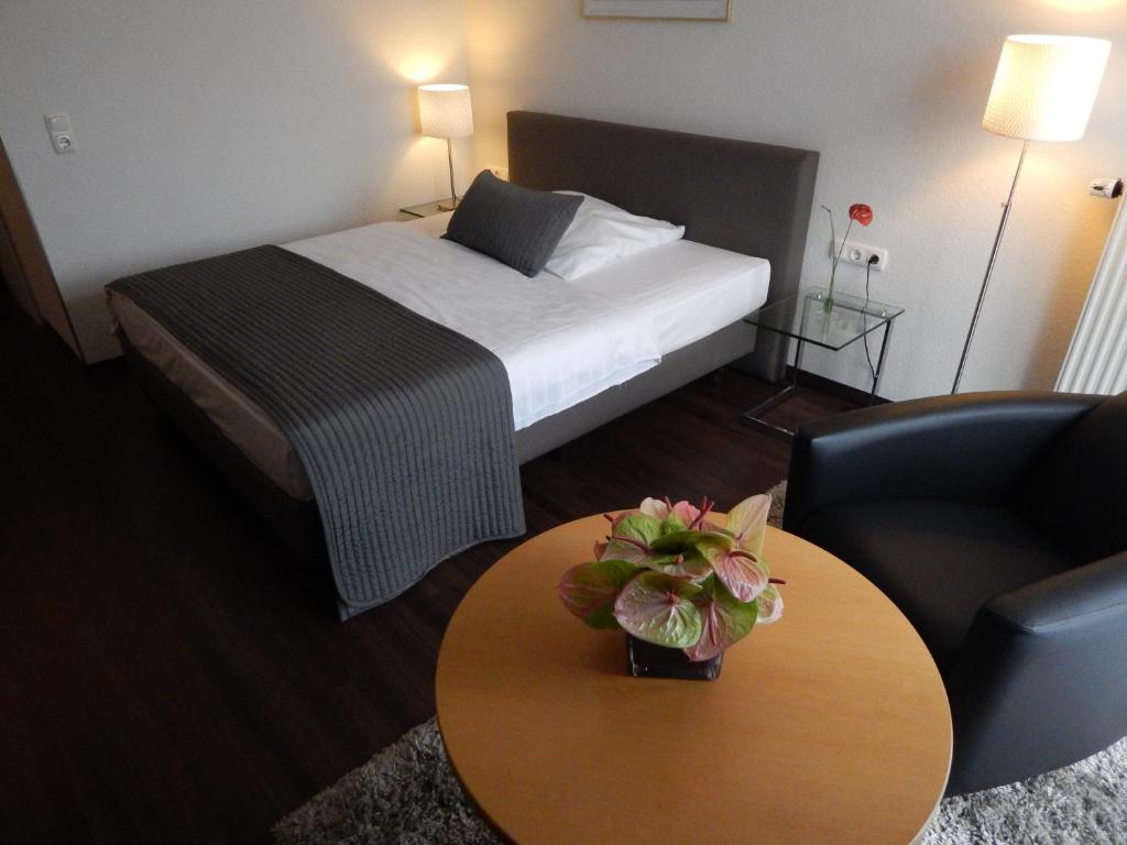 Ein Bett oder Betten in einem Zimmer der Unterkunft Hotel Schweizer Hof