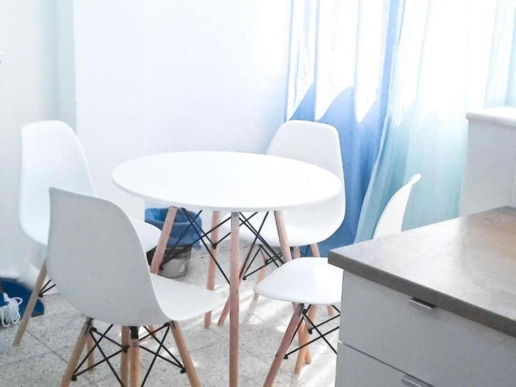 Posezení v ubytování Lots of sunlight 3 bedroom Apartment with balcony Air Conditioning sys3yr