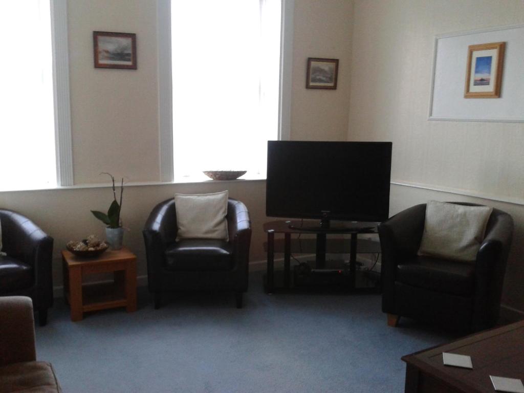 TV a/nebo společenská místnost v ubytování Franklyn Guesthouse