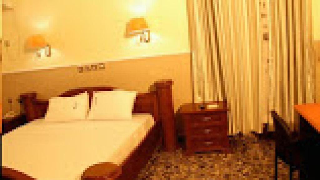Postel nebo postele na pokoji v ubytování Room in Lodge - Hi Point Hotel and Suites