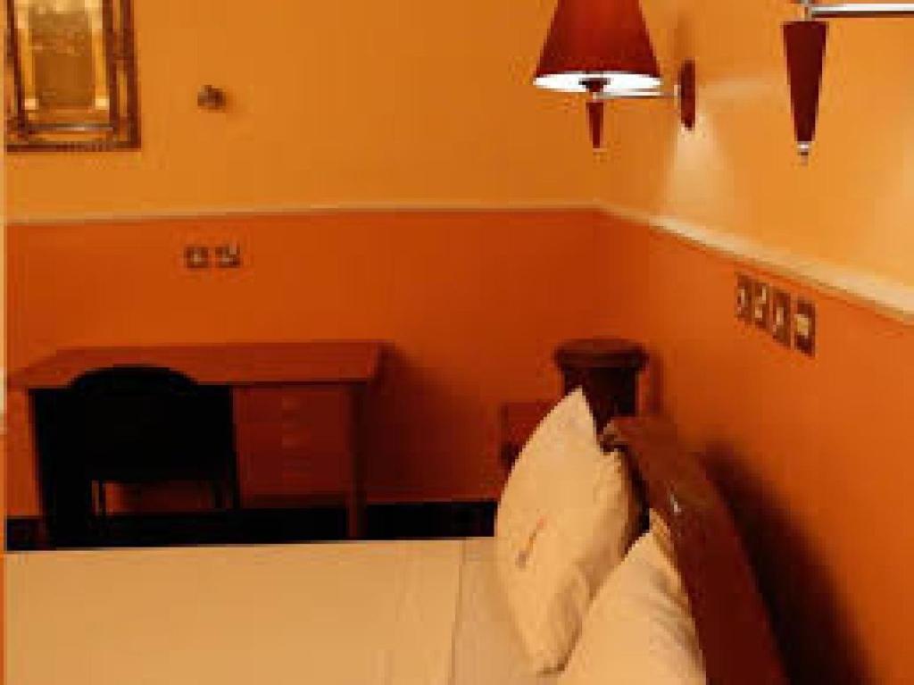 Postel nebo postele na pokoji v ubytování Room in Lodge - Hi Point Hotel and Suites