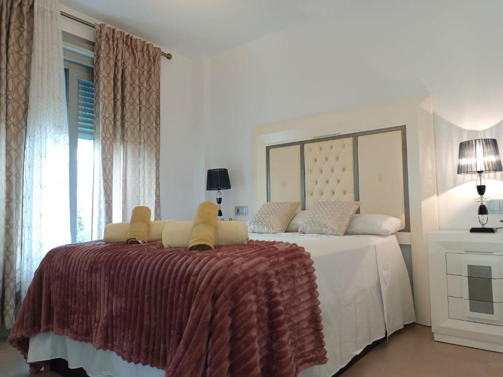 een slaapkamer met een bed met twee dieren erop bij Vista bella golf beach in Orihuela
