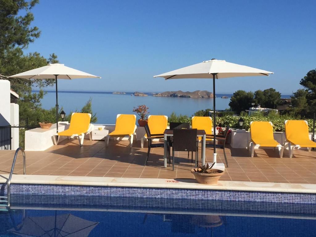 Bazén v ubytování Hostal Cala Moli nebo v jeho okolí